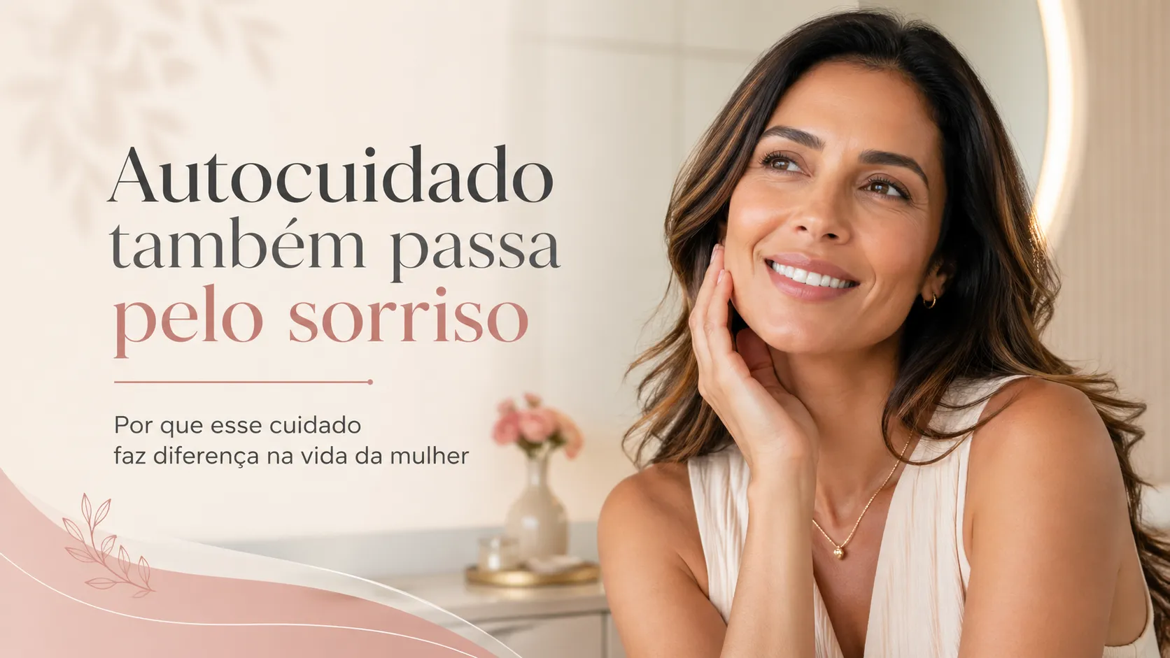 Mulher sorrindo em contexto de autocuidado e saúde bucal da mulher